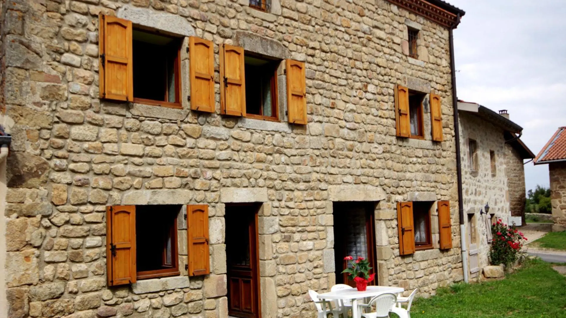 Maison De Charme Avec Poele A Bois, 3 Chambres, Salle De Jeux, Jardin Clos Et Equipements Modernes. - Fr-1-496-259 Saint-Nizier-de-Fornas
